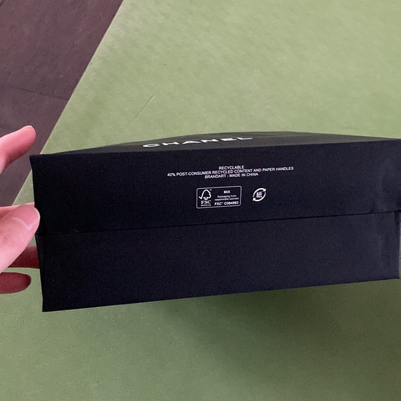 Authentic Chanel shopping bag with camellia flower - Picture 5 of 6